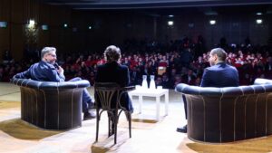 Il sindaco Matteo Lepore e il presidente della Regione Michele de Pascale sul palco con Serena Dandini