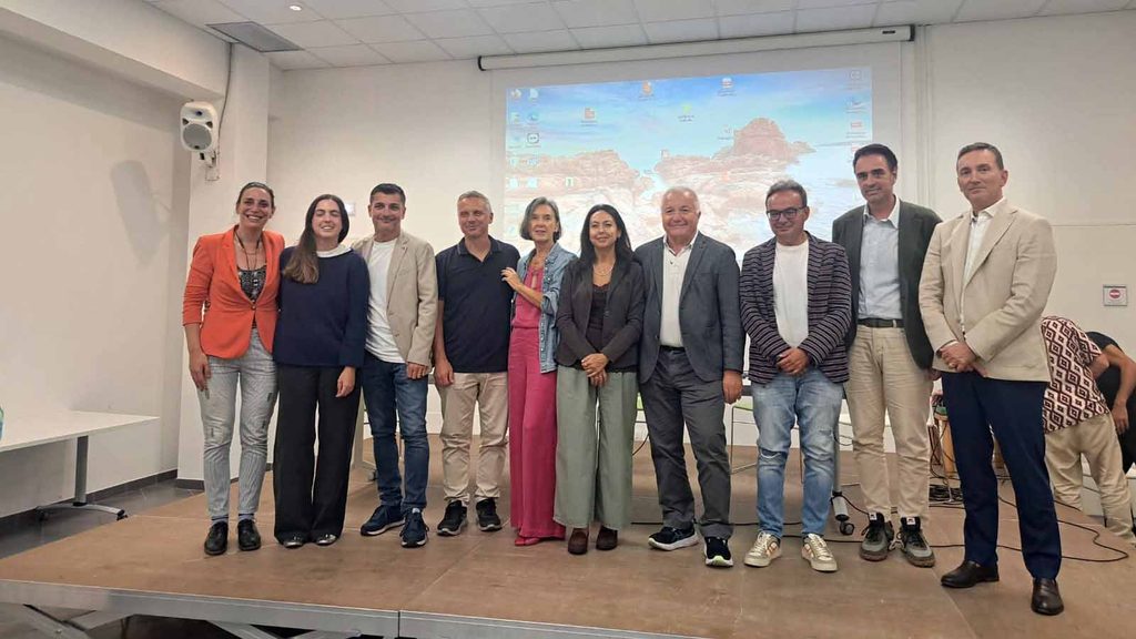 Foto di gruppo di ospiti e organizzatori