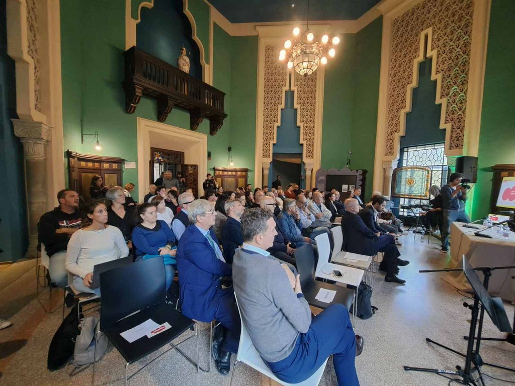 Il pubblico nella sala della Rocchetta Mattei