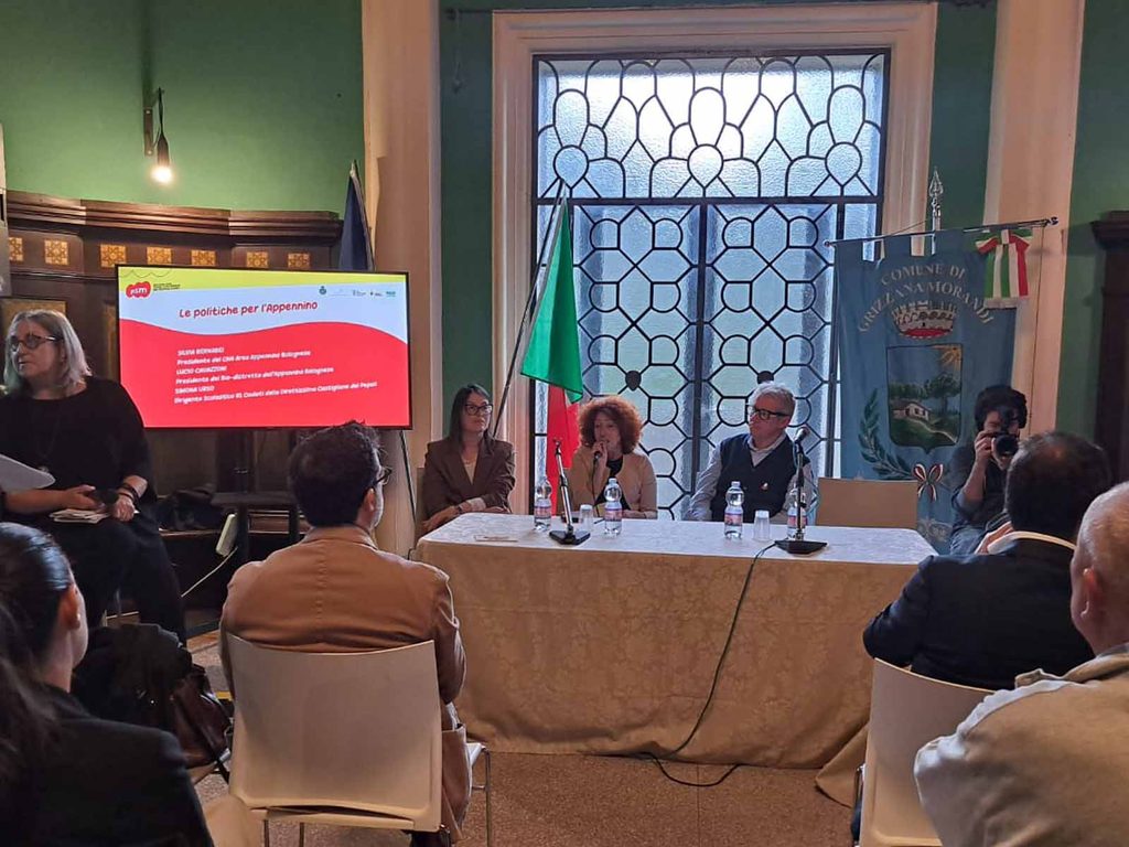Silvia Bernabei, Simona Urso e Lucio Cavazzoni nel talk “Le politiche per l'Appennino”
